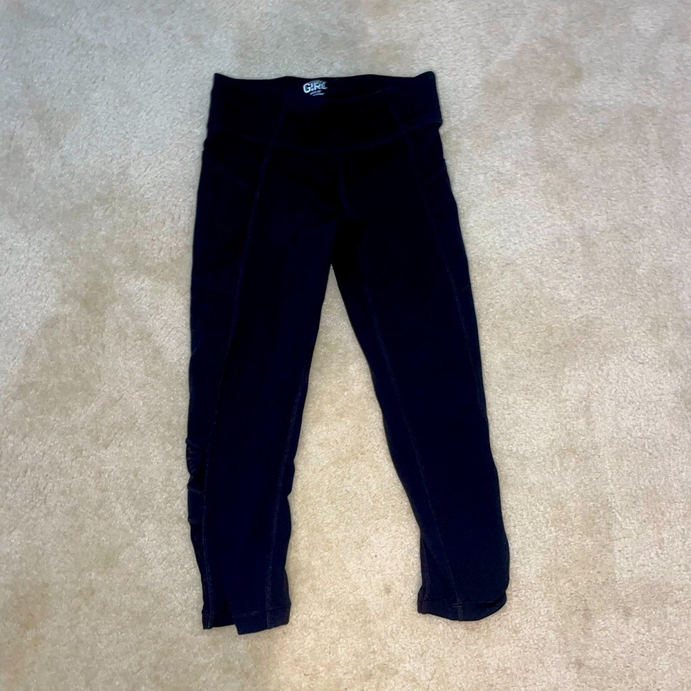 Athleta girls medium cropped black leggings